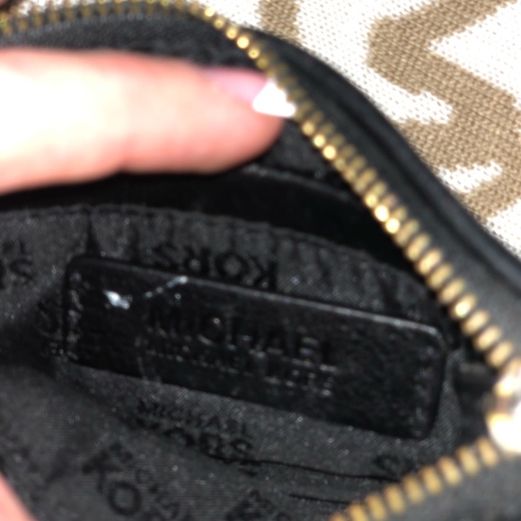 Corner zipper Micheal Kors wristlet & scarf - Picture 3 of 3